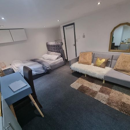 A Cosy Deluxe Size Studio With Queen Size And Sofa Bed Apartment Лийдс Екстериор снимка