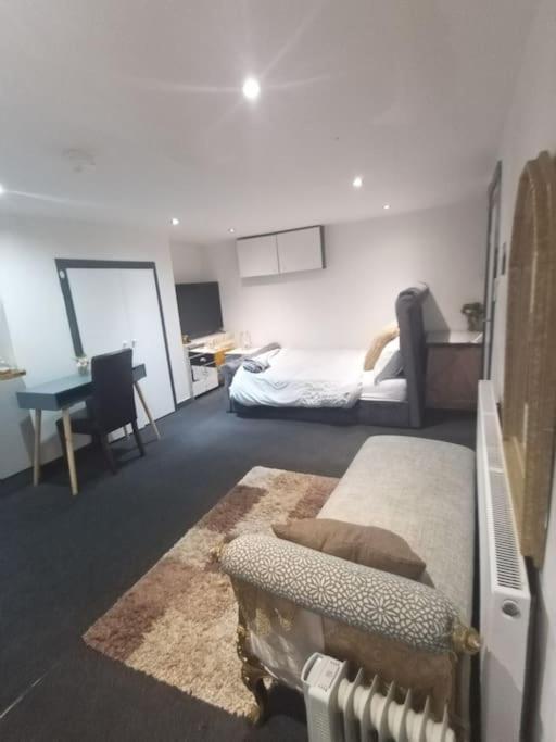 A Cosy Deluxe Size Studio With Queen Size And Sofa Bed Apartment Лийдс Екстериор снимка