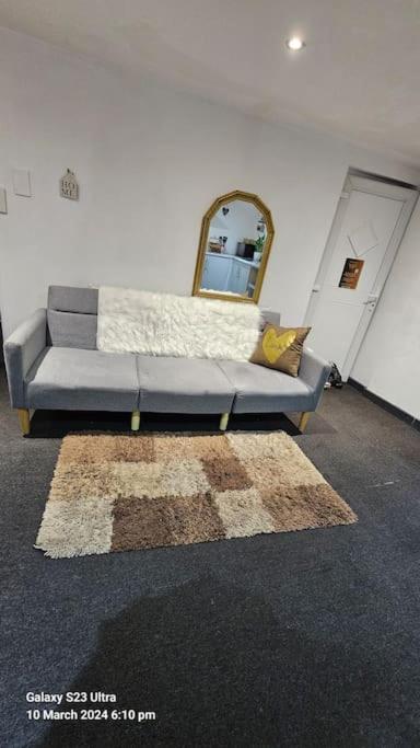 A Cosy Deluxe Size Studio With Queen Size And Sofa Bed Apartment Лийдс Екстериор снимка