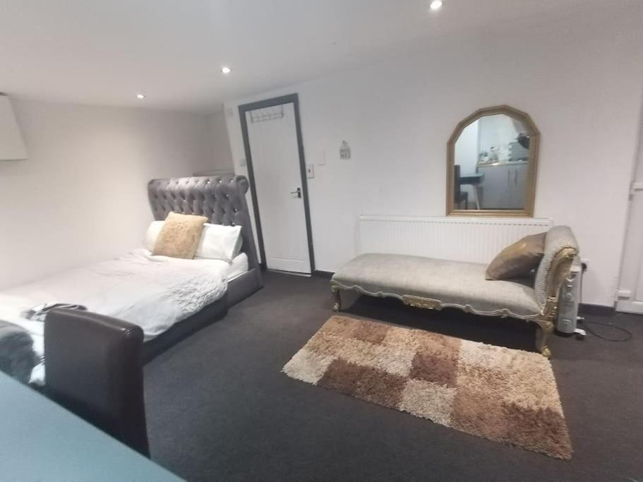 A Cosy Deluxe Size Studio With Queen Size And Sofa Bed Apartment Лийдс Екстериор снимка