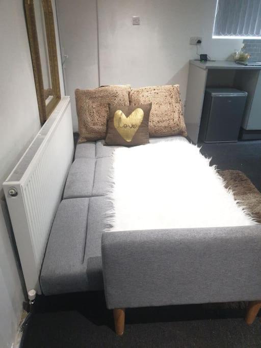 A Cosy Deluxe Size Studio With Queen Size And Sofa Bed Apartment Лийдс Екстериор снимка