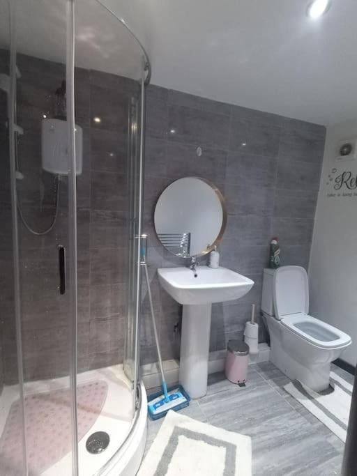 A Cosy Deluxe Size Studio With Queen Size And Sofa Bed Apartment Лийдс Екстериор снимка