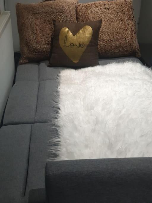 A Cosy Deluxe Size Studio With Queen Size And Sofa Bed Apartment Лийдс Екстериор снимка