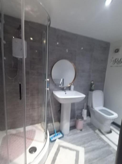 A Cosy Deluxe Size Studio With Queen Size And Sofa Bed Apartment Лийдс Екстериор снимка