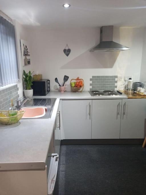 A Cosy Deluxe Size Studio With Queen Size And Sofa Bed Apartment Лийдс Екстериор снимка