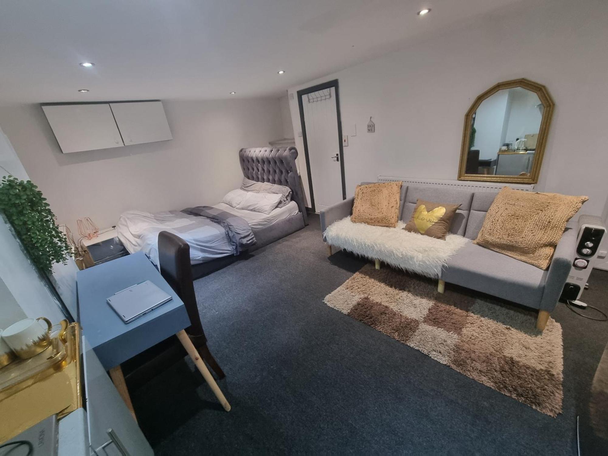 A Cosy Deluxe Size Studio With Queen Size And Sofa Bed Apartment Лийдс Екстериор снимка