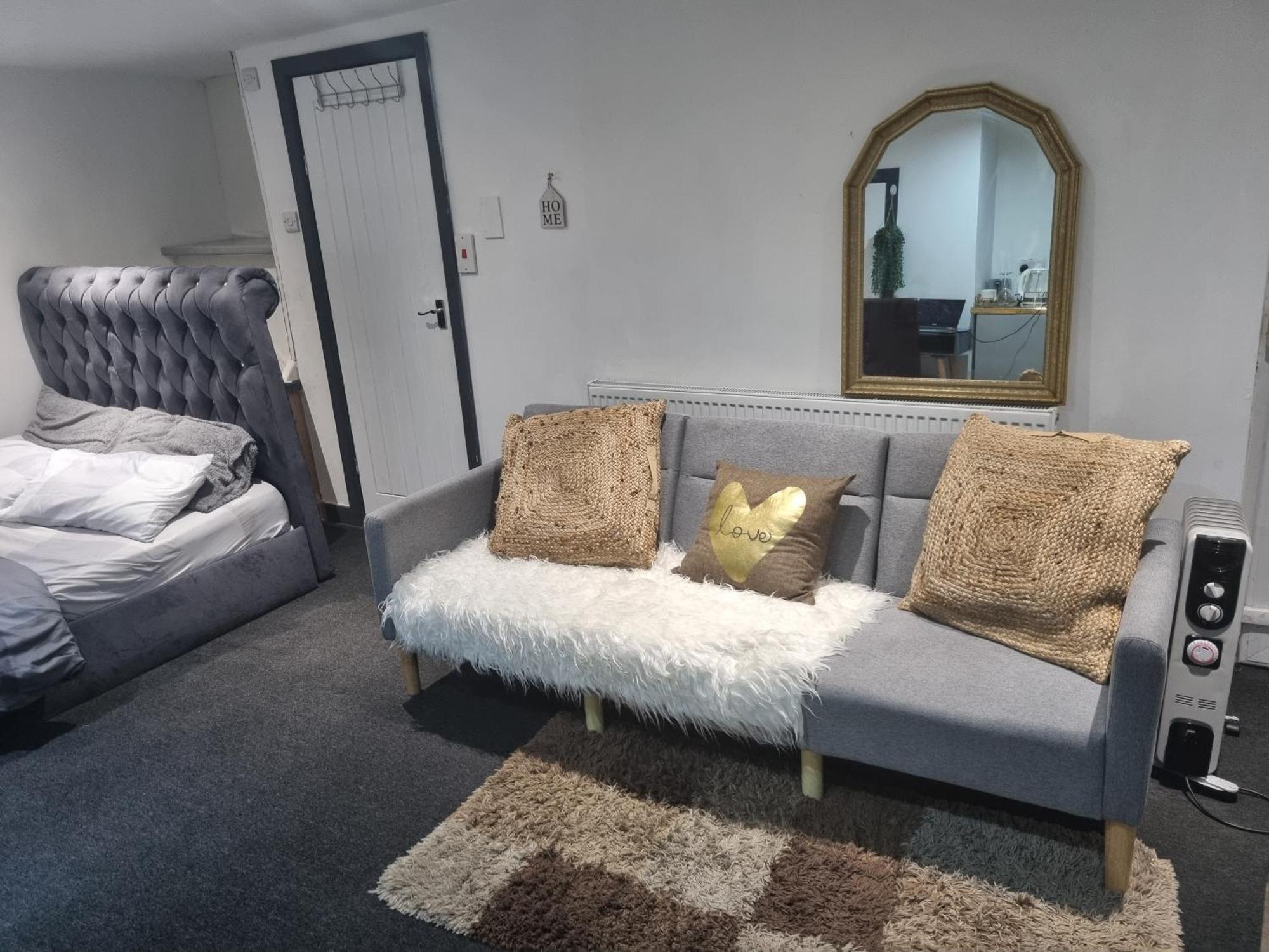 A Cosy Deluxe Size Studio With Queen Size And Sofa Bed Apartment Лийдс Екстериор снимка