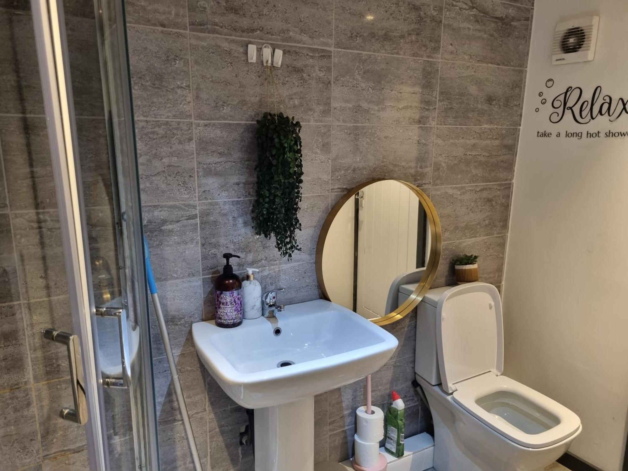 A Cosy Deluxe Size Studio With Queen Size And Sofa Bed Apartment Лийдс Екстериор снимка